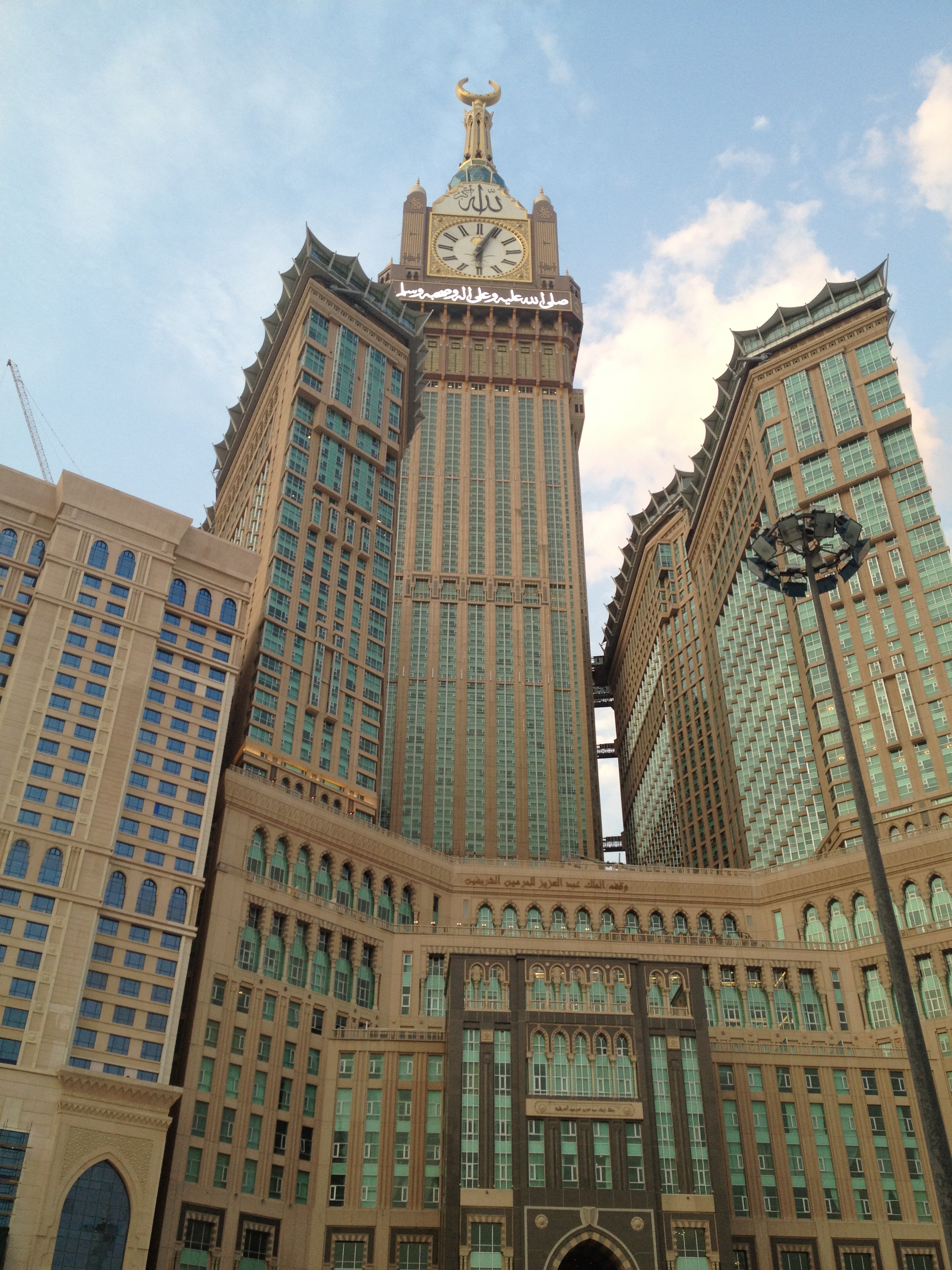 Royal tower hotel. Башня Абрадж Аль-Бейт. Королевская башня Абрадж Аль Бейт. Часовая башня комплекса Абрадж. Часовая башня комплекса Абраж Аль-Бейт, Мекк.